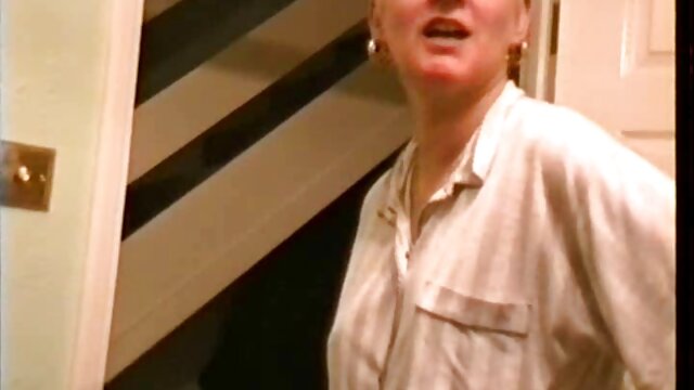 若い美しいパン粉は優しく膣ごとに舐める エッチ 動画 女性