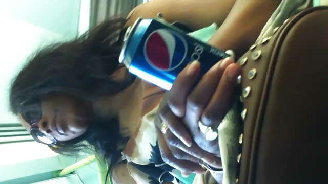 男はひもを移動し、膣に雌犬を挿入します 女 の エロ 動画 無料