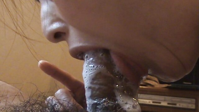 その雌犬は犬のスタイルでテーブルの上に座って、男の陰茎を吸う 無料 エロ アニメ 女性